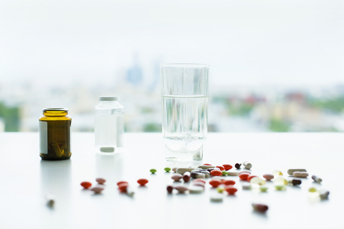 Medicine and glass of water (© peshkova / Adobe Stock)