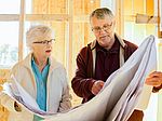 Älteres Paar mit Plänen für neues Zuhause (©NicolasMcComber/iStock by Getty Images)