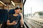 Pendler in der S-Bahn hört Musik (Symbolbild)