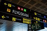 Information panel with Flygskam word on it at an international airport (© tanaonte / stock.adobe.com)