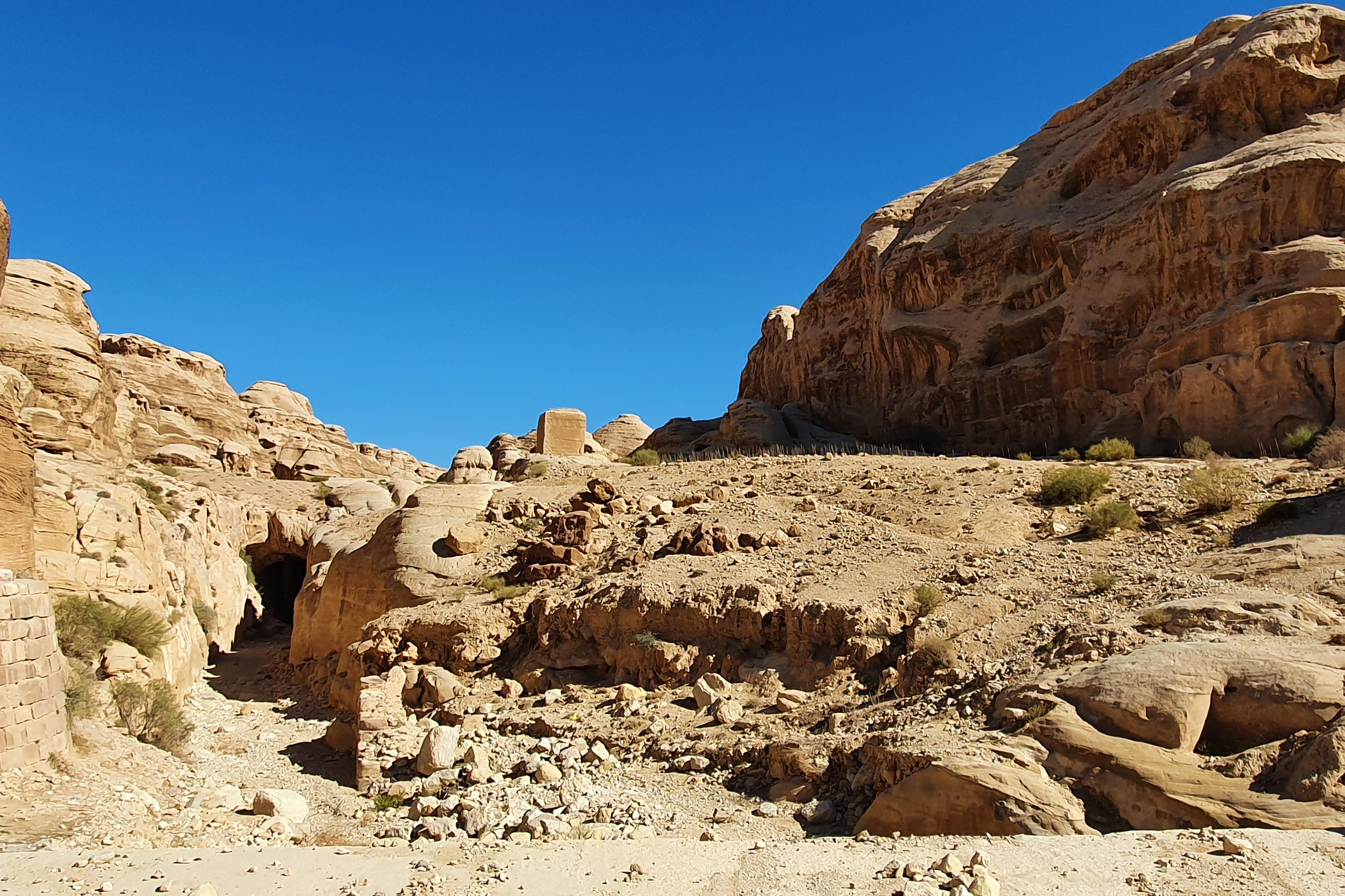 Der antike nabatäische Entwässerungstunnel (Mudhlim-Tunnel und Reste des Staudamms) in Petra, Weltkulturerbe in Jordanien (September 2021)