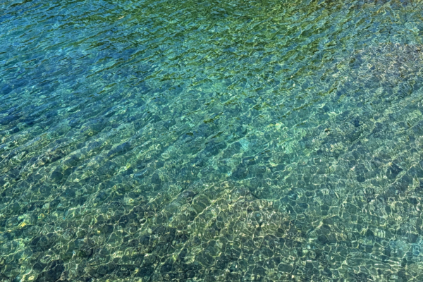 Wasseroberfläche mit kleinen Wellen von oben