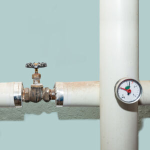 Heizungsanlage für Fernwärme in einem Altbau. Rohre mit Apsterrventil und Gradmesser 