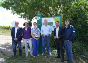 Einweihungsveranstaltung Forschungspfad der Hochschule Geisenheim (v.l.n.r.: Magnus Milde, Prof. Dr. Ilona Leyer, Dr. Verena Rossow, Prof. Dr. Hans Reiner Schultz, Christian Aßmann und Prof. Dr. Karl H. Mühling)