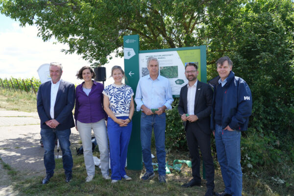 Einweihungsveranstaltung Forschungspfad der Hochschule Geisenheim (v.l.n.r.: Magnus Milde, Prof. Dr. Ilona Leyer, Dr. Verena Rossow, Prof. Dr. Hans Reiner Schultz, Christian Aßmann und Prof. Dr. Karl H. Mühling)