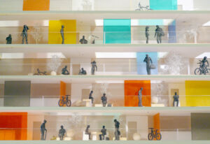 Modell eines Gebäudes mit Laubengang