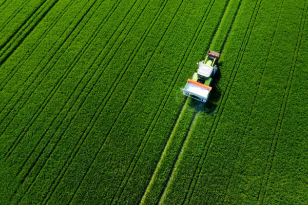 Traktor von oben auf dem Feld, Luftaufnahme